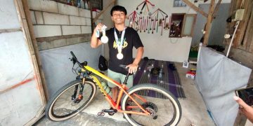Rendy Varera Sanjaya dan sepedanya. Foto: bacaini/AK Jatmiko