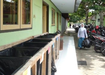 Siswa di Trenggalek membawa sampah dalam program Sangu Sampah. Foto: bacaini/Abi