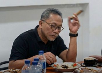 Adab Makan Pejabat Memegang Cerutu: Antara Teladan dan Pelanggaran Amanah