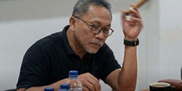 Menko Pangan Zulkifli Hasan sedang makan sambil memegang cerutu (rokok). foto: istimewa