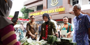 Mbak Wali Meninjau Operasi Pasar Murni di Kejaksaan Negeri Kota Kediri, Kolaborasi Jaga Stabilitas Harga Jelang Nataru