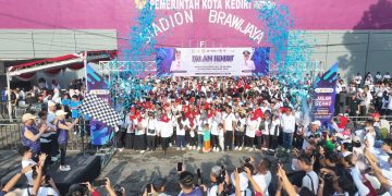 Mbak Wali Ajak ASN dan Guru Guyub Rukun Lewat Jalan Sehat HUT KORPRI, HUT PGRI dan Hari Guru Nasional