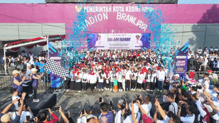 Mbak Wali Ajak ASN dan Guru Guyub Rukun Lewat Jalan Sehat HUT KORPRI, HUT PGRI dan Hari Guru Nasional