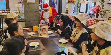 Keseruan menghias kue natal bersama Santa di Hotel Lotus Kediri. Foto: bacaini/AK Jatmiko