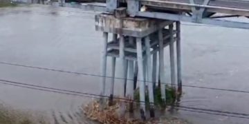 pembuangan limbah ayam ke sungai brantas