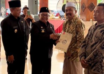 bupati blitar serahkan sertifikat tanah redis