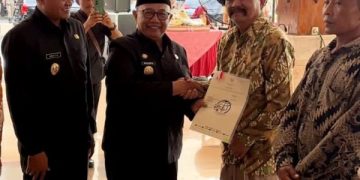 bupati blitar serahkan sertifikat tanah redis