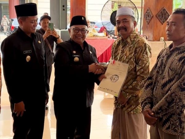 bupati blitar serahkan sertifikat tanah redis