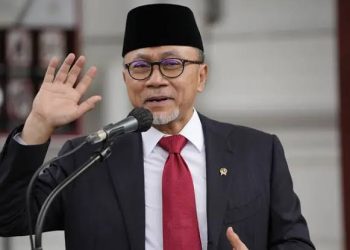 Zulhas Angkat Karung Beras di Lokasi Bencana, Warganet: Dalang Sok Jadi Pahlawan