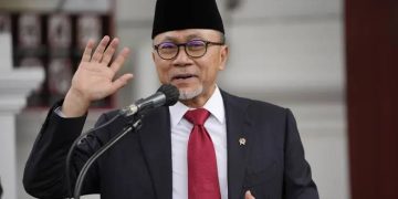 Zulhas Angkat Karung Beras di Lokasi Bencana, Warganet: Dalang Sok Jadi Pahlawan