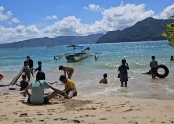 libur nataru di pantai karanggongso trenggalek