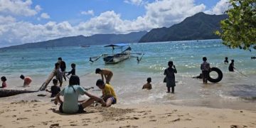 libur nataru di pantai karanggongso trenggalek