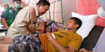 Presiden Prabowo Subianto menjenguk korban banjir di Aceh. Foto: BPMI Setpres/Muchlis Jr