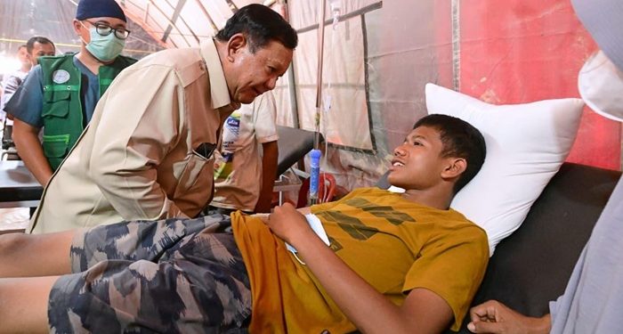 Presiden Prabowo Subianto menjenguk korban banjir di Aceh. Foto: BPMI Setpres/Muchlis Jr