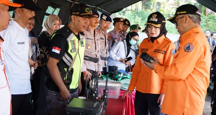 Mbak Wali Pimpin Apel Gelar Peralatan dan Simulasi Bencana Banjir, Satu Komando Hadapi Cuaca Ekstrem