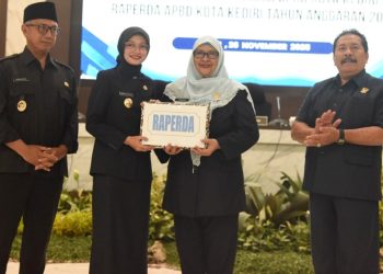 Raperda APBD Tahun Anggaran 2026 Disetujui menjadi Perda, Mbak Wali Tekankan Penguatan Layanan Dasar untuk Warga Kediri