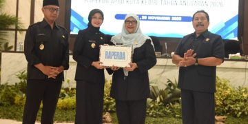 Raperda APBD Tahun Anggaran 2026 Disetujui menjadi Perda, Mbak Wali Tekankan Penguatan Layanan Dasar untuk Warga Kediri