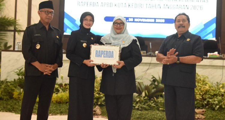 Raperda APBD Tahun Anggaran 2026 Disetujui menjadi Perda, Mbak Wali Tekankan Penguatan Layanan Dasar untuk Warga Kediri
