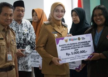 Mbak Wali Serahkan Bantuan Pendidikan, Pastikan Tak Ada Anak Kota Kediri Tertinggal. Foto : Dok. Pemkot Kediri