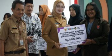 Mbak Wali Serahkan Bantuan Pendidikan, Pastikan Tak Ada Anak Kota Kediri Tertinggal