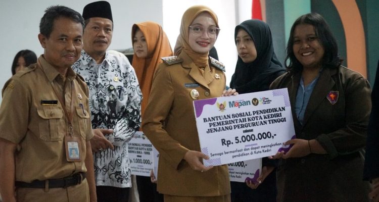 Mbak Wali Serahkan Bantuan Pendidikan, Pastikan Tak Ada Anak Kota Kediri Tertinggal