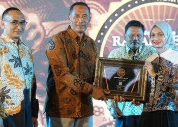Mbak Wali Sabet Anugerah A Transformative Young Mayor 2025 Radar Kediri Awards, Tegaskan Perubahan di Kota Kediri Tidak Boleh Berhenti. Foto : Dok. Pemkot Kediri