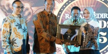 Mbak Wali Sabet Anugerah A Transformative Young Mayor 2025 Radar Kediri Awards, Tegaskan Perubahan di Kota Kediri Tidak Boleh Berhenti