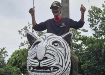Suwari dan patung macan yang dibuatnya. Foto: IG@kawankediri