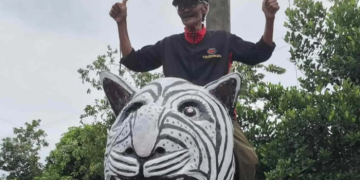 Suwari dan patung macan yang dibuatnya. Foto: IG@kawankediri