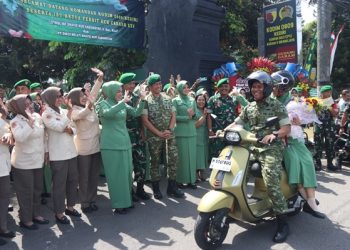 jabatan Letkol Inf. Ragil Jaka Utama, S.Hub. Int., M.H., dan istri meninggallkan Kodim dengan skuter. Foto: istimewa