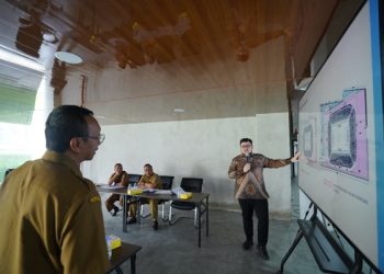 Bupati Kediri Hanindhito Himawan Pramana (kanan) melihat desain stadion. Foto: istimewa