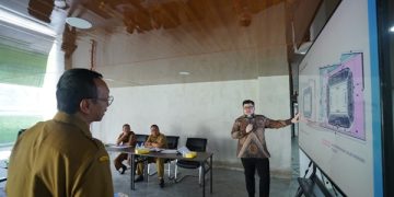 Bupati Kediri Hanindhito Himawan Pramana (kanan) melihat desain stadion. Foto: istimewa