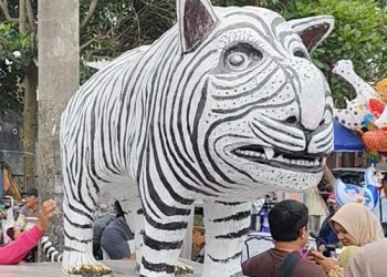 Patung macan putih di Desa Balongjeruk, Kabupaten Kediri. Foto: bacaini/AK Jatmiko
