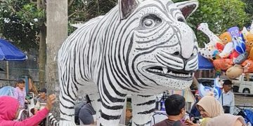 Patung macan putih di Desa Balongjeruk, Kabupaten Kediri. Foto: bacaini/AK Jatmiko