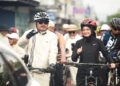 Wali Kota Madiun, Maidi (kiri) gowes bareng Wali Kota Kediri Vinanda Prameswati (kanan) di Kediri. Foto: Kominfo