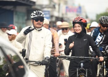 Wali Kota Madiun, Maidi (kiri) gowes bareng Wali Kota Kediri Vinanda Prameswati (kanan) di Kediri. Foto: Kominfo
