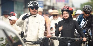 Wali Kota Madiun, Maidi (kiri) gowes bareng Wali Kota Kediri Vinanda Prameswati (kanan) di Kediri. Foto: Kominfo