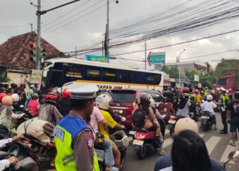 Bus Harapan Jaya ugal-ugalan dan memicu kecelakaan di Perempatan Muning Kediri. Foto: bacaini/AK Jatmiko