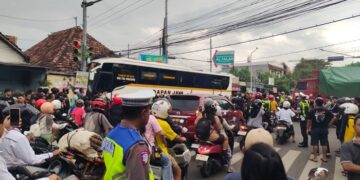 Bus Harapan Jaya ugal-ugalan dan memicu kecelakaan di Perempatan Muning Kediri. Foto: bacaini/AK Jatmiko