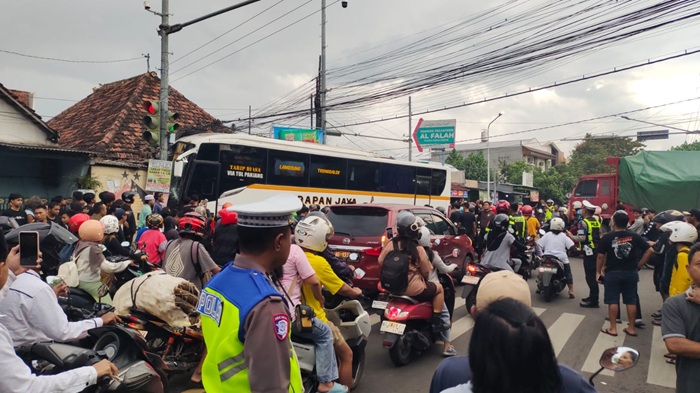 Bus Harapan Jaya ugal-ugalan dan memicu kecelakaan di Perempatan Muning Kediri. Foto: bacaini/AK Jatmiko