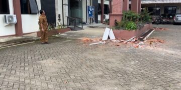 Atap kantor kecamatan runtuh akibat gempa. Foto: bacaini/Abi kurniawan