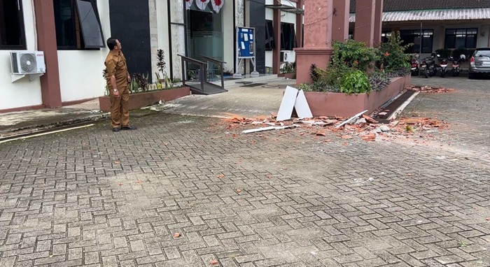 Atap kantor kecamatan runtuh akibat gempa. Foto: bacaini/Abi kurniawan