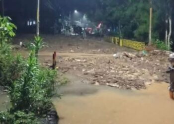 Kondisi Jalan Raya Bandung–Prigi di Kecamatan Watulimo Trenggalek tertutup lumpur dan bebatuan akibat banjir dan tanah longsor