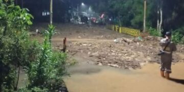 Kondisi Jalan Raya Bandung–Prigi di Kecamatan Watulimo Trenggalek tertutup lumpur dan bebatuan akibat banjir dan tanah longsor