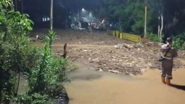 Kondisi Jalan Raya Bandung–Prigi di Kecamatan Watulimo Trenggalek tertutup lumpur dan bebatuan akibat banjir dan tanah longsor