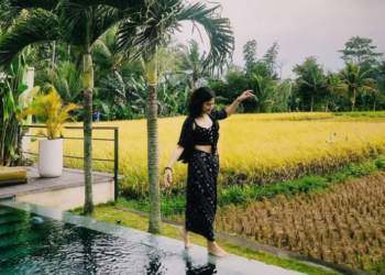 Dian Sastro menikmati suasana desa. Foto: IG@therealdiansatr