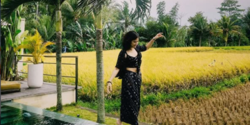 Dian Sastro menikmati suasana desa. Foto: IG@therealdiansatr