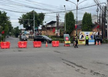 Pemasangan erection girder proyek Tol Kediri–Tulungagung di Jalan Suparjan Mangun Wijaya Kota Kediri