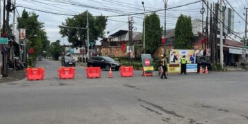 Pemasangan erection girder proyek Tol Kediri–Tulungagung di Jalan Suparjan Mangun Wijaya Kota Kediri