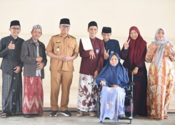 Gus Qowim menghadiri wisuda Ma’had Aly Lirboyo di Aula Muktamar Kediri bersama para santri dan ulama